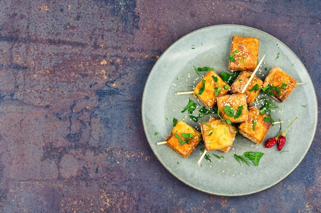 Spieße mit gebratenem Tofu-Käse