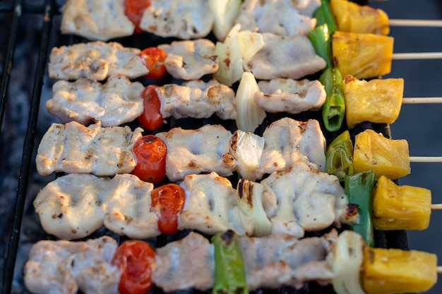 Spieße mit gegrillten Grillstücken grüner Paprika rote Tomaten und Fleisch zum Verkauf auf dem Straßenmarkt Thailand Nahaufnahme