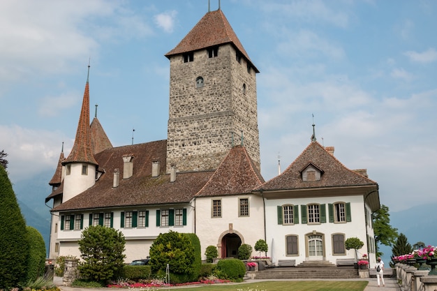 Spiez, Suiza - 24 de junio de 2017: Ver en el castillo de Spiez - parque y museo viviente, Suiza, Europa. Es un sitio del patrimonio suizo de importancia nacional.