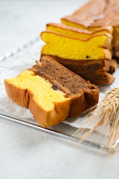 Spiku ou Lapis Surabaya, o bolo de gema de ovo rico em camadas com geléia de morango no meio, sessão fotográfica de clima brilhante