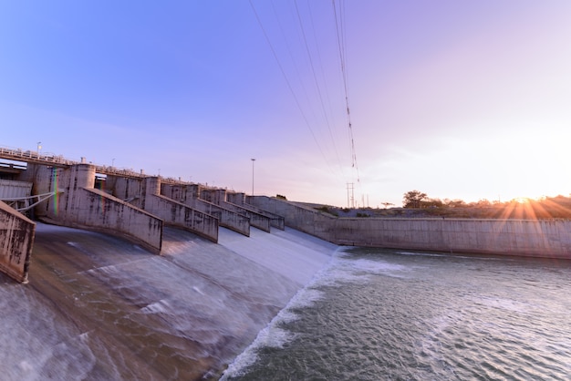 Spillway des Verdammungstors am Morgen, das Pa Sak Cholasit Verdammungsprojekt ist eins der großen Bewässerung proj