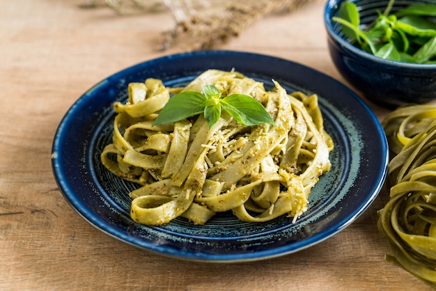 Spinat Fettuccine auf Teller