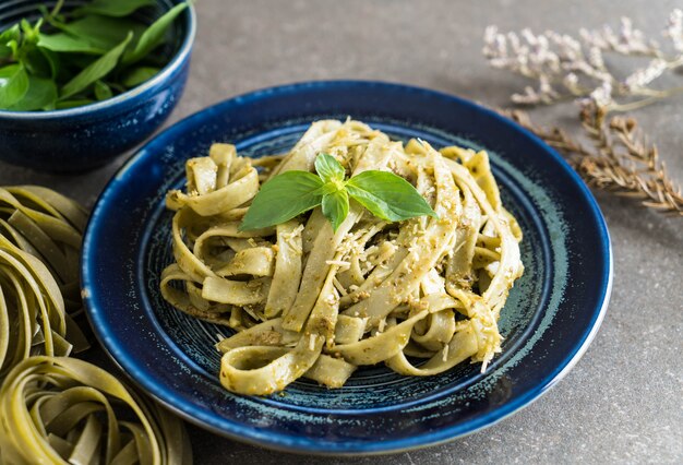 Spinat Fettuccine auf Teller