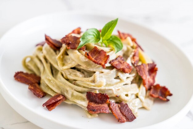 Spinat Fettuccine mit Frischkäse weiße Soße und Speck