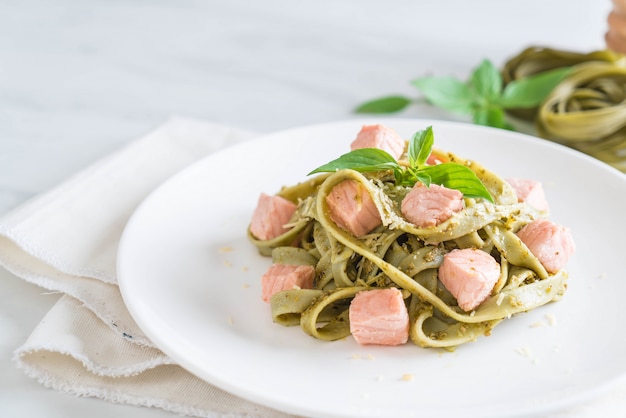 Spinat Fettuccine mit Lachs