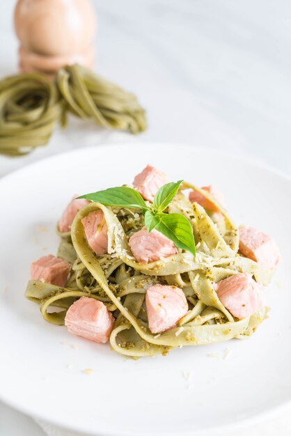 Spinat Fettuccine mit Lachs