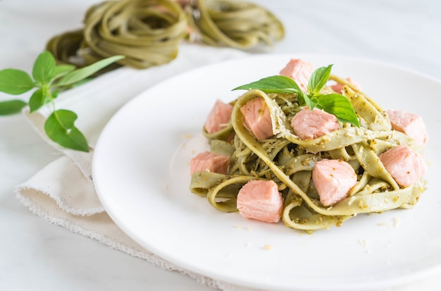 Spinat Fettuccine mit Lachs