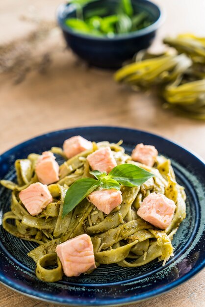 Spinat Fettuccine mit Lachs