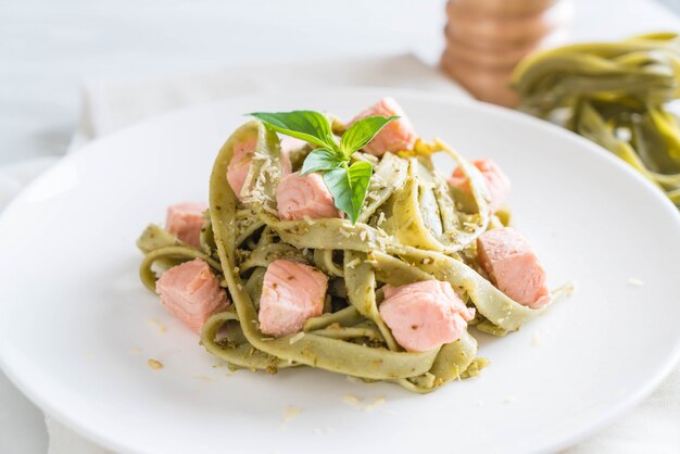 Spinat Fettuccine mit Lachs