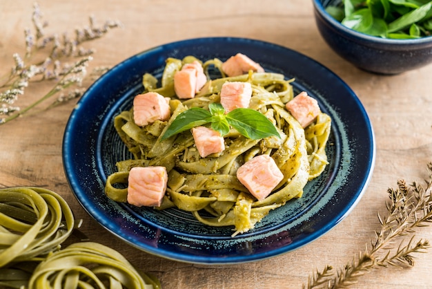 Spinat Fettuccine mit Lachs