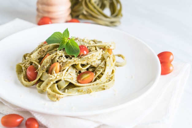 Spinat Fettuccine mit Tomaten