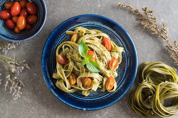 Spinat-Fettuccine mit Tomaten