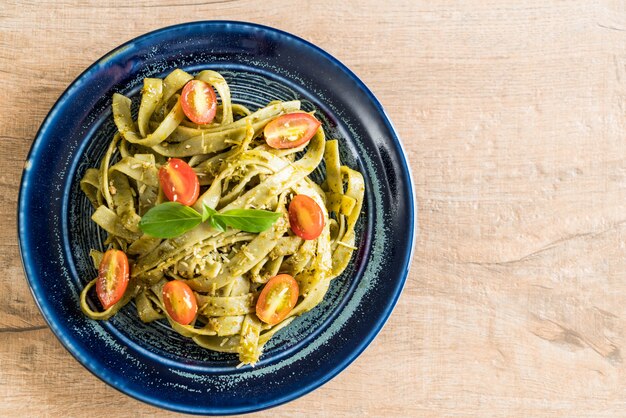 Spinat-Fettuccine mit Tomaten