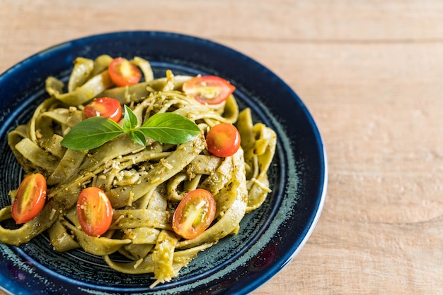 Spinat-Fettuccine mit Tomaten