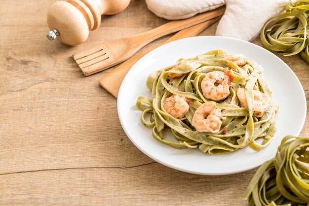 Spinat-Fettuccini-Nudeln mit Garnelen