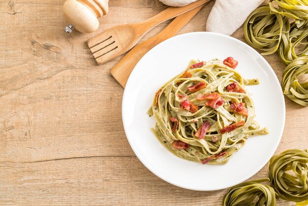 Spinat-Fettuccini-Nudeln mit Speck