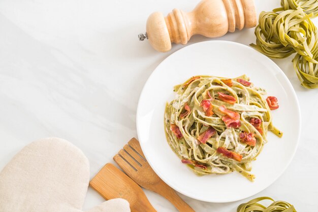 Spinat-Fettuccini-Nudeln mit Speck