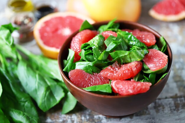 Spinat-Grapefruitsalat in einer Schüssel