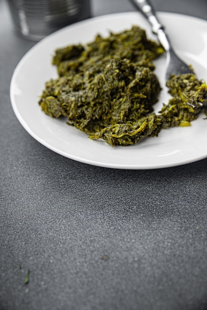 Spinat in Dosen, Mahlzeit, Snack auf dem Tisch, Kopierraum, Essen im Hintergrund, rustikale Sicht von oben