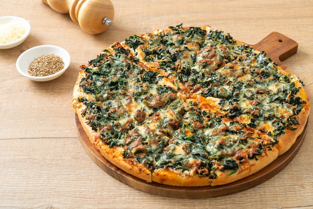 Spinat-Käse-Pizza auf Holztablett - vegane und vegetarische Küche