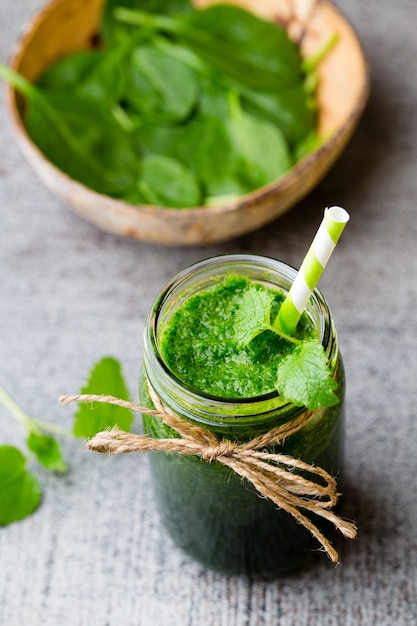 Spinat-Smoothie auf der grauen Oberfläche.