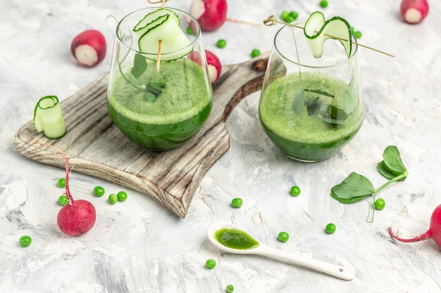 Spinat-Smoothie, Detox-Smoothie, grüne frische Erbsen, Gurke, Spinat und Limette, Banner, Menürezeptplatz für Text, Draufsicht,