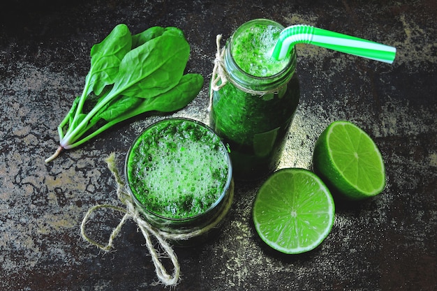 Spinat-Smoothie mit Limettensaft. Detox-Getränk mit Spinat und Limette. Spinatgetränk für eine gute Figur. Detox-Konzept Veganer Detox-Smoothie mit Spinat.