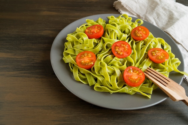 Spinatbandnudeln mit Kirschtomaten. richtige Ernährung.