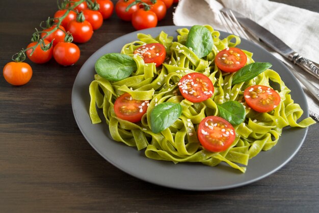 Spinatbandnudeln mit Kirschtomaten. richtige Ernährung.