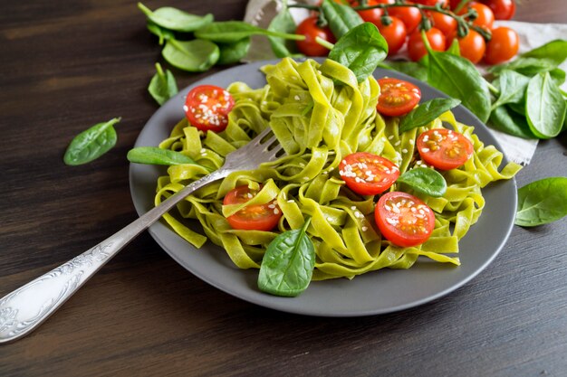 Spinatbandnudeln mit Kirschtomaten. richtige Ernährung.