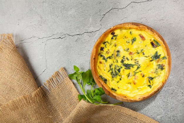 Spinatquiche mit Zwiebeln und Speck