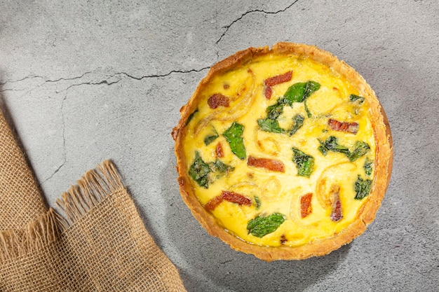 Spinatquiche mit Zwiebeln und Speck