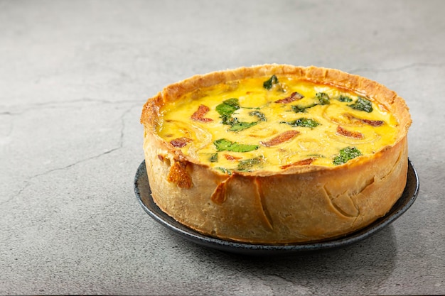 Spinatquiche mit Zwiebeln und Speck