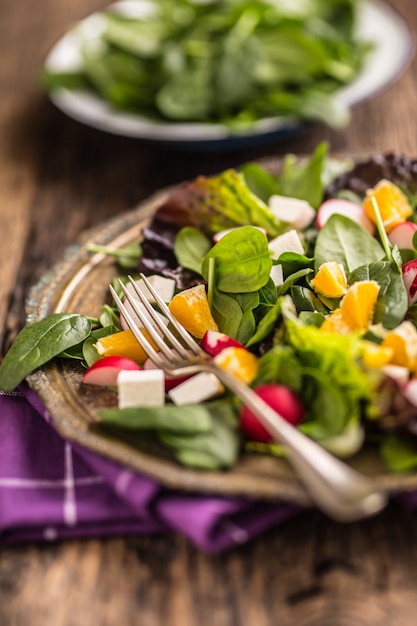 Spinatsalat. Frischer Spinatsalat mit Obst und Gemüse.