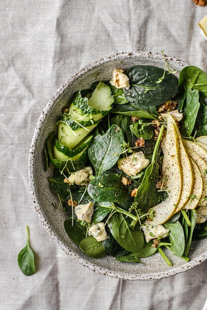 Spinatsalat mit Birnen und Nüssen