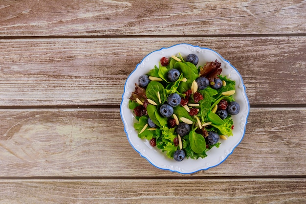 Spinatsalat mit Preiselbeeren, Heidelbeeren und Mandelblättchen