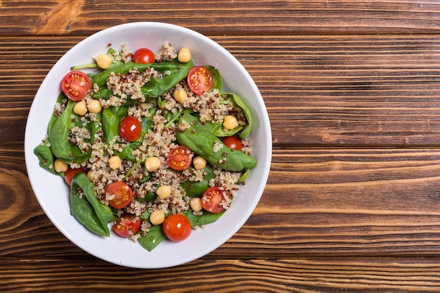 Foto spinatsalat mit quinoa-tomaten und kichererbsen gesundes veganes superfood