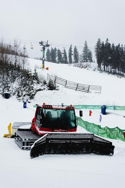 Spindleruv mlyn República Tcheca 27 de janeiro de 2022 limpa-neve vermelho