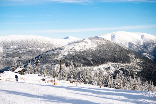 SPINDLERUV MLYN, TSCHECHISCHE REPUBLIK - 05.02.2023 Seilbahn und Skifahrer auf dem Gipfel des Berges.