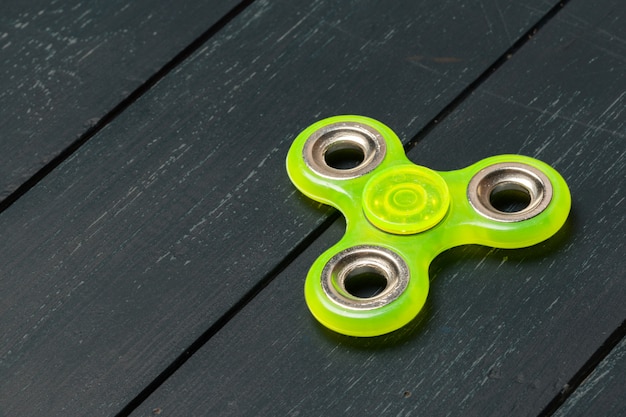 Spinner auf einem Holztisch. Nahansicht