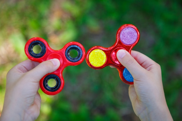 Spinner in Händen hautnah