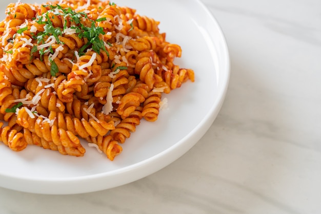 Spiral- oder Spirali-Nudeln mit Tomatensauce und Käse - italienische Küche