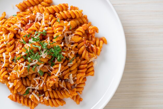 Spiral- oder Spirali-Nudeln mit Tomatensauce und Käse - italienische Küche