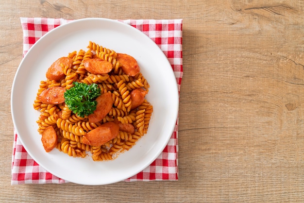 Spiral- oder Spirali-Nudeln mit Tomatensauce und Wurst