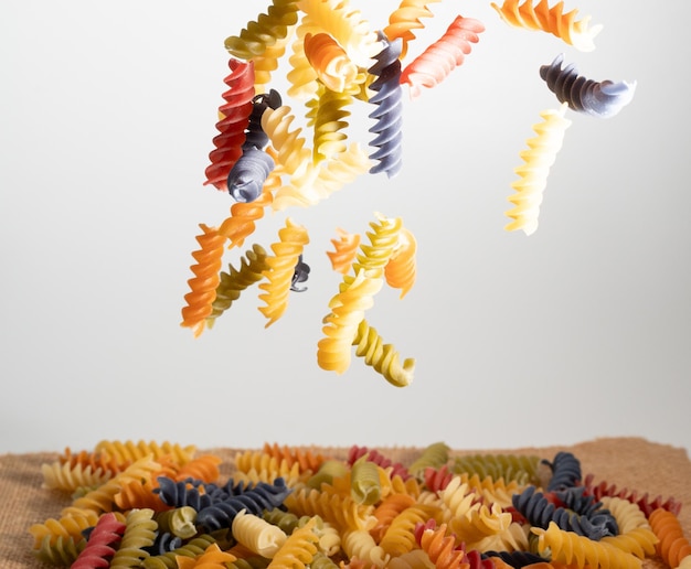 Foto spiral-pasta fällt oder schwebt in der küche