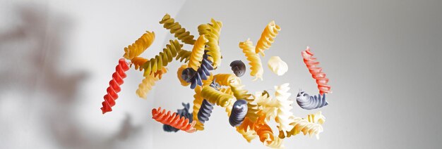 Foto spiral-pasta fällt oder schwebt in der küche