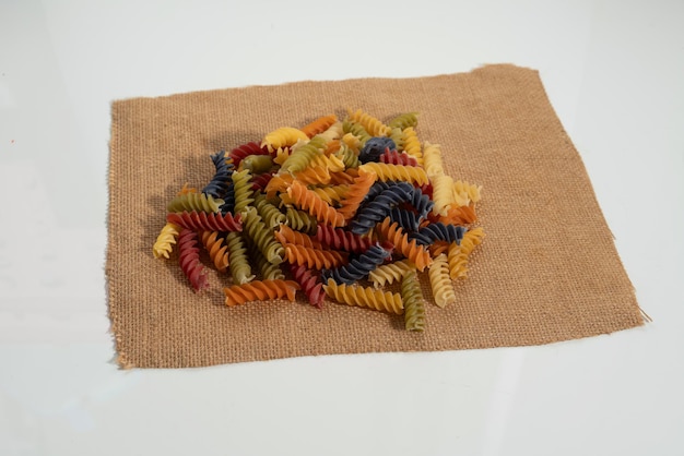 spiralförmige Spaghettihaufen auf schützendem Tuch