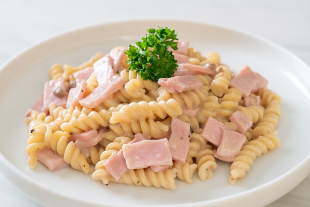 Spirali o salsa de crema de champiñones de pasta con jamón - estilo italiano