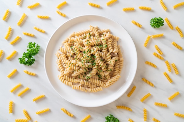 Spirali o salsa de crema de champiñones y pasta con perejil - estilo italiano