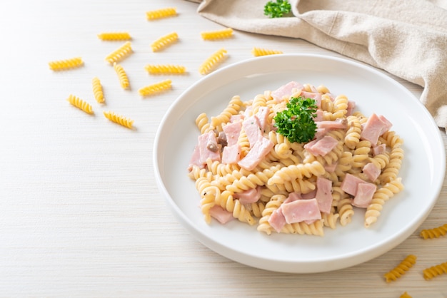 Spirali oder Spiralnudeln-Pilz-Sahnesauce mit Schinken - italienische Küche